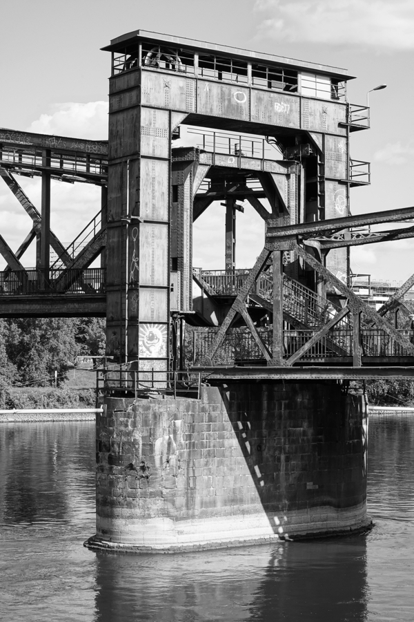 Ein Pfeiler der Hubbrücke, Anfang Mai